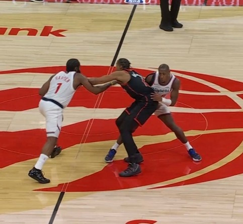 yl7703永利-关键球！邓恩掩护撞到巴恩斯&amp;裁判吹掩护犯规 快船挑战失败